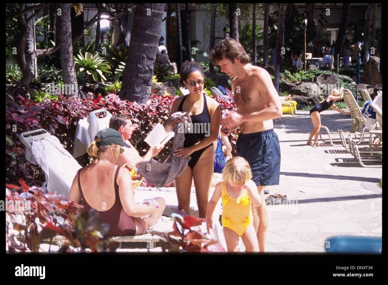 GARY COLE, seiner Frau und seiner Tochter am Pool während Gary Triebe A sehr BRADY SEQUEL. "Obligatorische Credit: Kathy Hutchins/ZUMA Press. (©) Kathy Hutchins Stockfoto