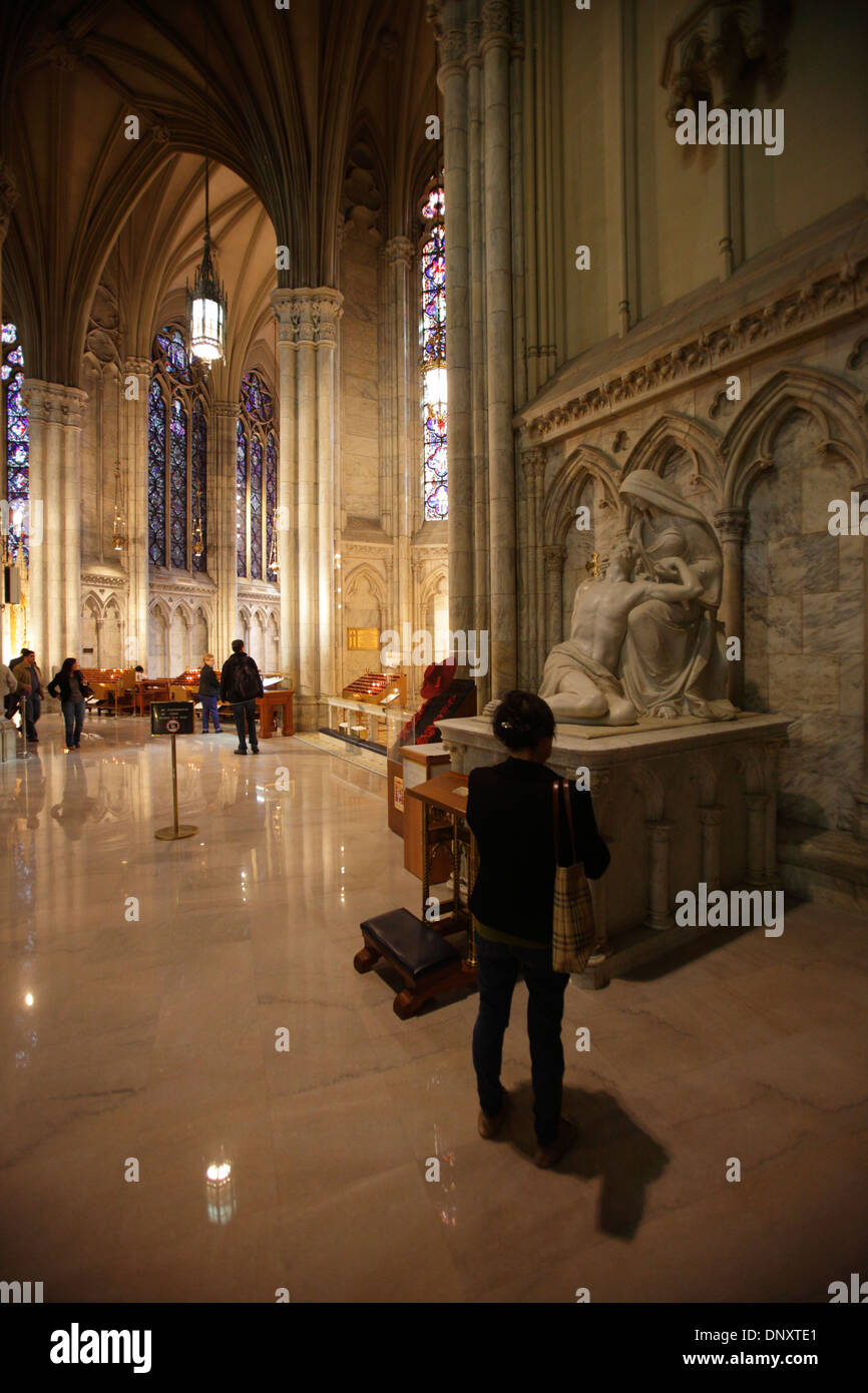 Die Pietà, geformt durch William Ordway Partridge, St. Patricks Cathedral, New York City, USA Stockfoto