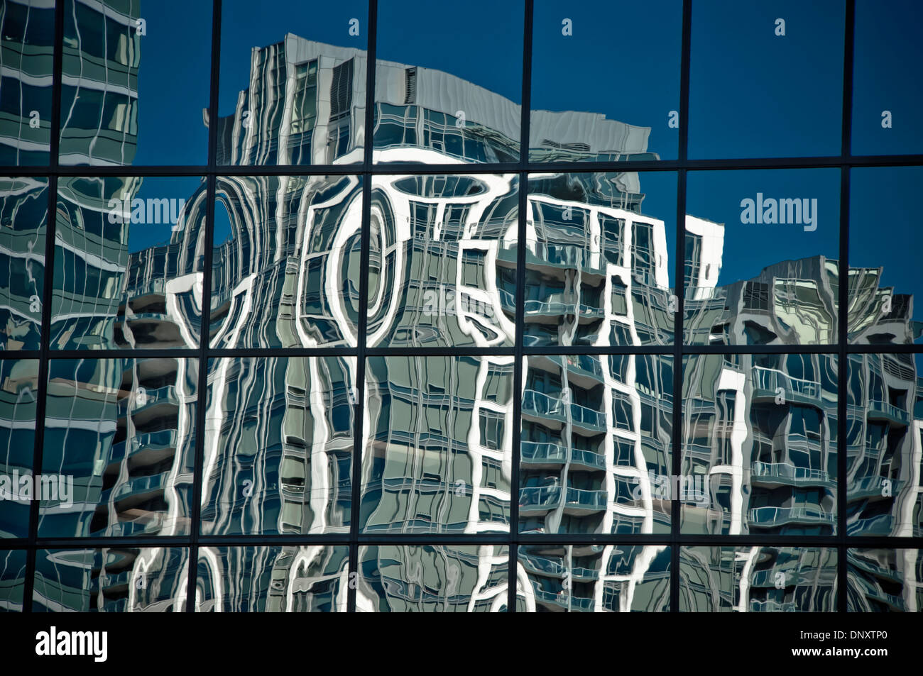 Abstrakte Reflexionen von Gebäuden in Dowtown Bellevue, Washington, USA Stockfoto