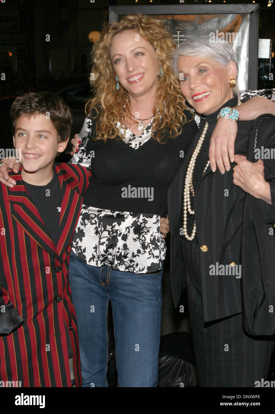 4. Januar 2006; Hollywood, Kalifornien, USA; Schauspielerin VIRGINIA MADSEN mit ihrer Mutter Elaine und Sohn Jack bei der Premiere des Films "BloodRayne" in Hollywood. Obligatorische Credit: Foto von Marianna Day Massey/ZUMA Press. (©) Copyright 2006 von Marianna Tag Massey Stockfoto