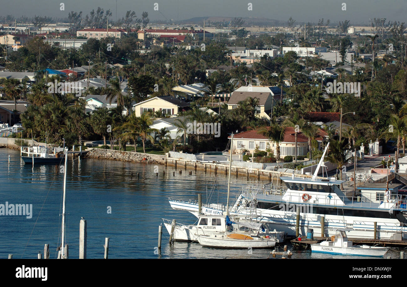 5. Januar 2006; Riviera Beach, FL, USA; Uferpromenade in Riviera Beach, FL, wo der Bürgermeister Landesgesetz Eminent Domain verwenden, um Bewohner zu verlagern, um den Bereich Luxus-Immobilien, einschließlich einen Yachtclub sanieren zu erzwingen will. Obligatorische Credit: Foto von Robin Nelson/ZUMA Press. (©) Copyright 2006 von Robin Nelson Stockfoto
