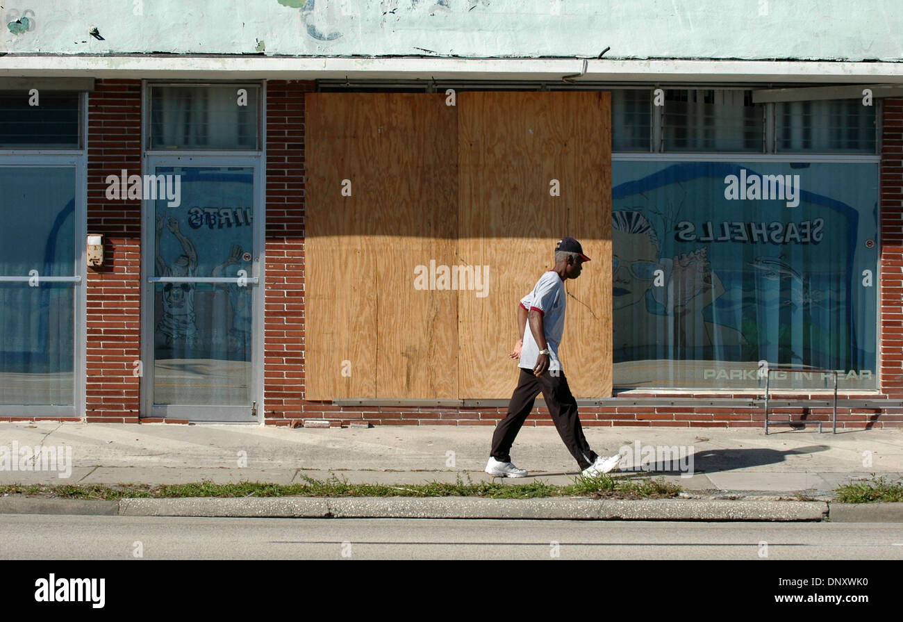 5. Januar 2006; Riviera Beach, FL, USA; A mit Brettern vernagelt Geschäft in Riviera Beach, FL, wo Bürgermeister der Stadt Landesgesetz Eminent Domain verwenden, um die gesamte Nachbarschaft aus einkommensschwachen, Luxus-Immobilien zu sanieren will. Obligatorische Credit: Foto von Robin Nelson/ZUMA Press. (©) Copyright 2006 von Robin Nelson Stockfoto