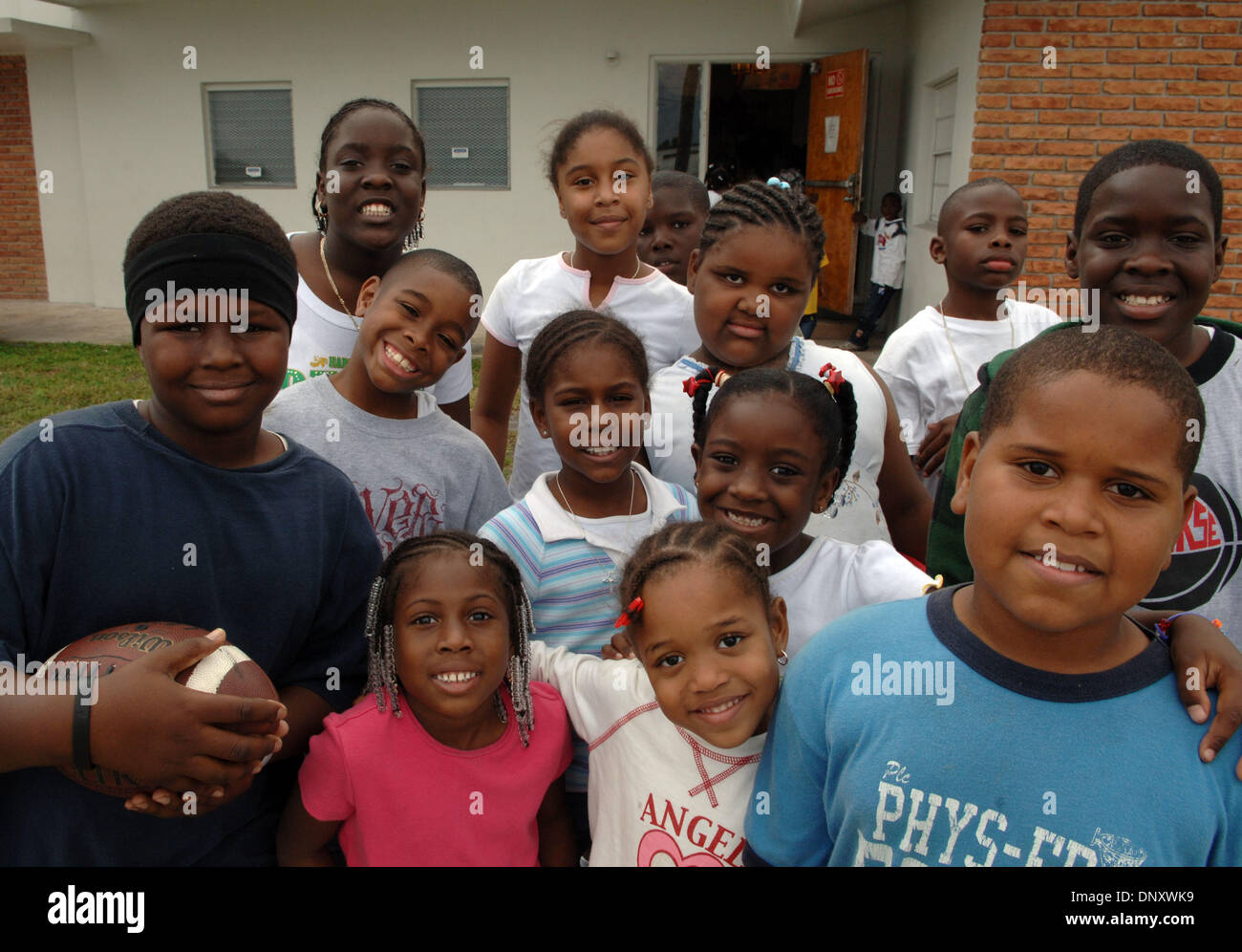 5. Januar 2006; Riviera Beach, FL, USA; Studierende eine Riviera Beach, FL, kirchliche Schule sind unter Hunderten, die verschoben werden, wenn ein Landesgesetz Eminent Domain verwendet wird, um ihren Bereich zu sanieren. Obligatorische Credit: Foto von Robin Nelson/ZUMA Press. (©) Copyright 2006 von Robin Nelson Stockfoto