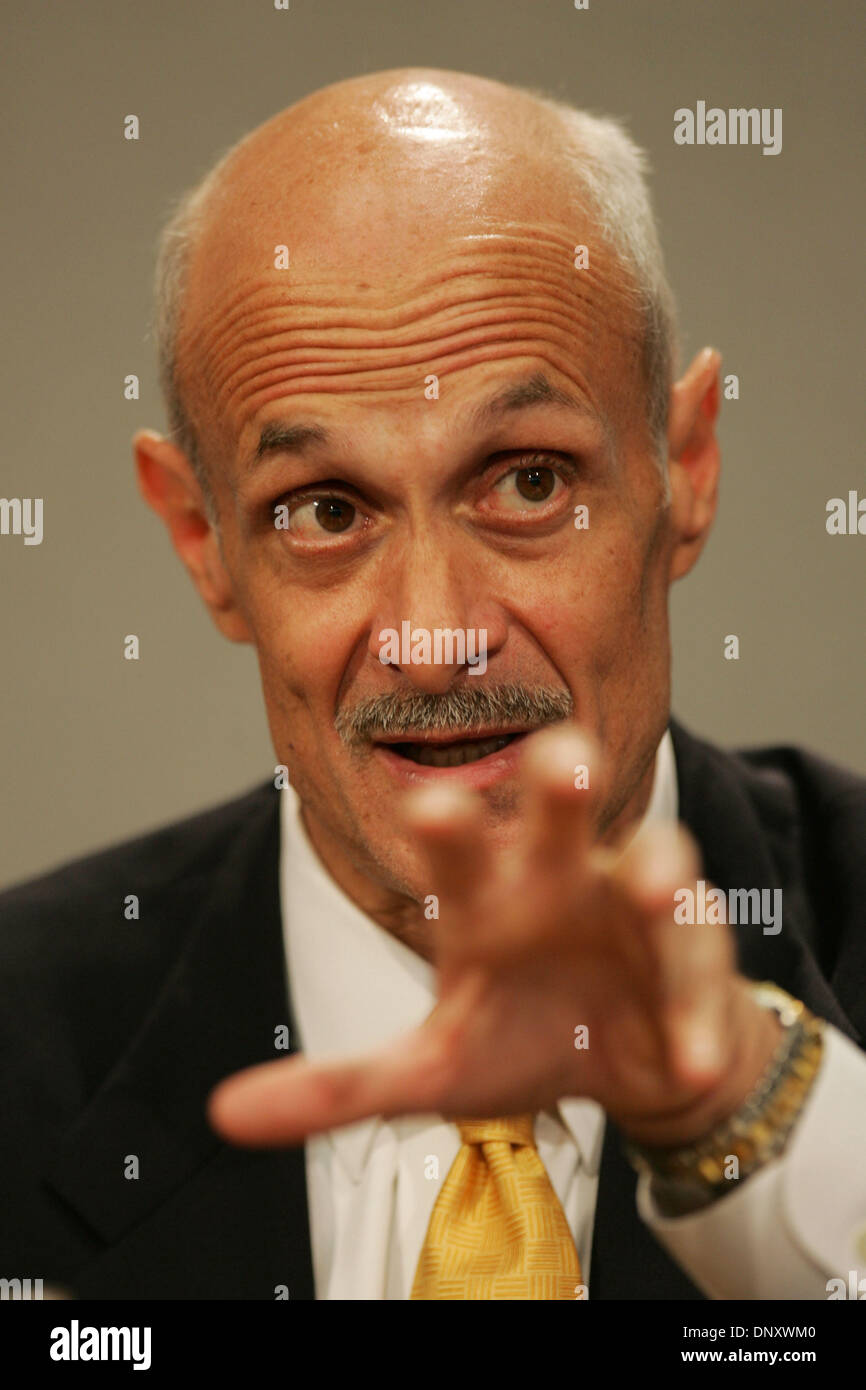 5. Januar 2006; San Diego, CA, USA;  ! "Magazine und TV Preis telefonisch"!; Homeland Security Secretary MICHAEL CHERTOFF während einer Fragerunde mit Druck auf 5. Januar 2006. Chertoff kündigte an, dass die Agentur Anstrengungen zur menschlichen Schmuggel durch engere Zusammenarbeit mit der örtlichen Polizeibehörden, zusätzlichen Speicherplatz für Häftlinge und mehr Bundesanwaltschaft demontieren zunehmen Stockfoto