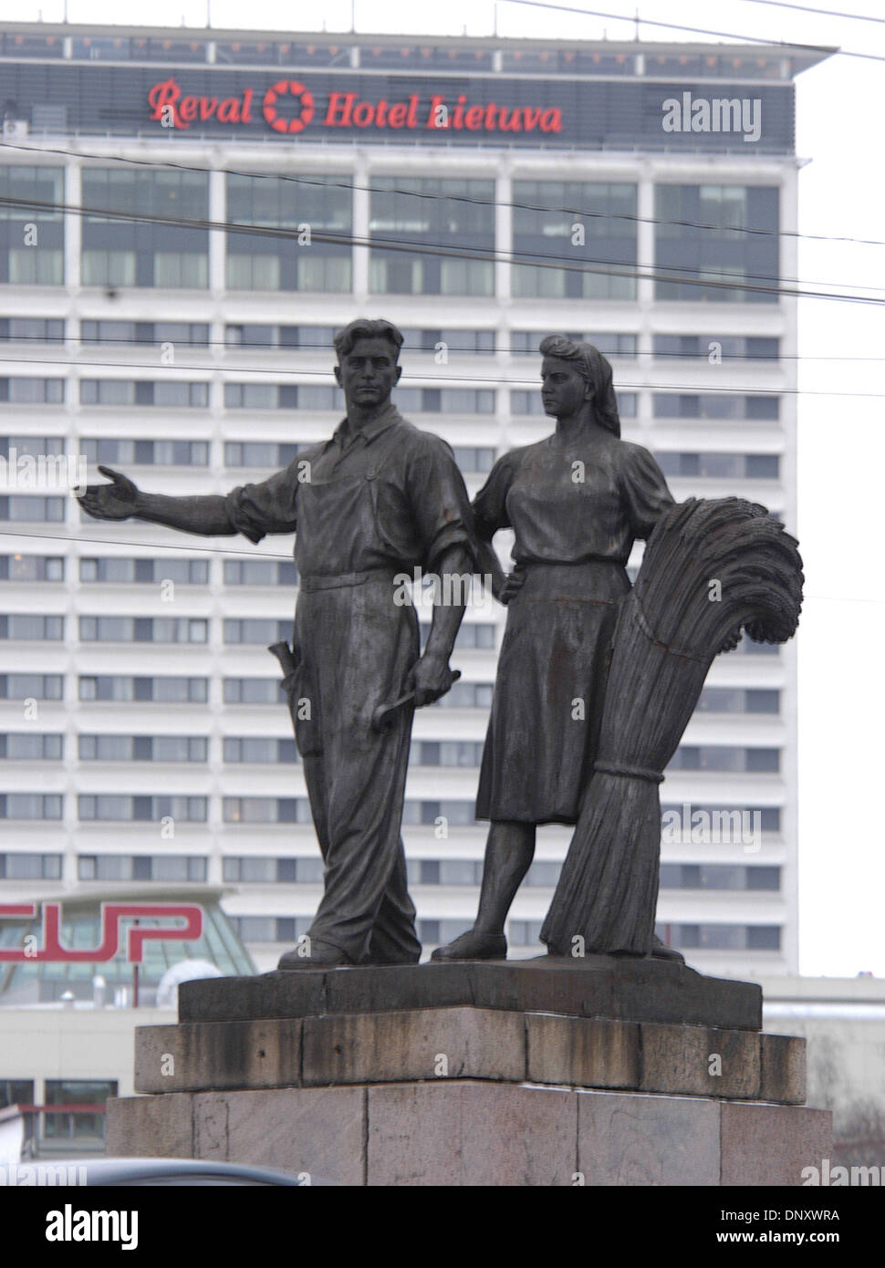 6. Januar 2006; Vilnius, Litauen; Statuen von Arbeitnehmern, die entlang der Zaliasis-Brücke (Arbeitnehmer-Brücke) über den Fluss Neris durch Vilnius fließt installiert. Diese Statuen sind einige der wenigen Relikte der sowjetischen Besetzung, die nicht niedergeschlagen und verschleppt wurden. Vilnius, die Hauptstadt von Litauen, ist eine Stadt, die eine lange Geschichte des Leidens in den Händen der Besatzungsmacht hat Stockfoto