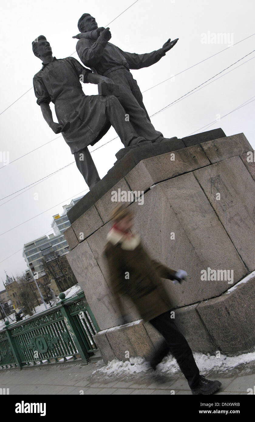 6. Januar 2006; Vilnius, Litauen; Statuen von Arbeitnehmern, die entlang der Zaliasis-Brücke (Arbeitnehmer-Brücke) über den Fluss Neris durch Vilnius fließt installiert. Diese Statuen sind einige der wenigen Relikte der sowjetischen Besetzung, die nicht niedergeschlagen und verschleppt wurden. Vilnius, die Hauptstadt von Litauen, ist eine Stadt, die eine lange Geschichte des Leidens in den Händen der Besatzungsmacht hat Stockfoto