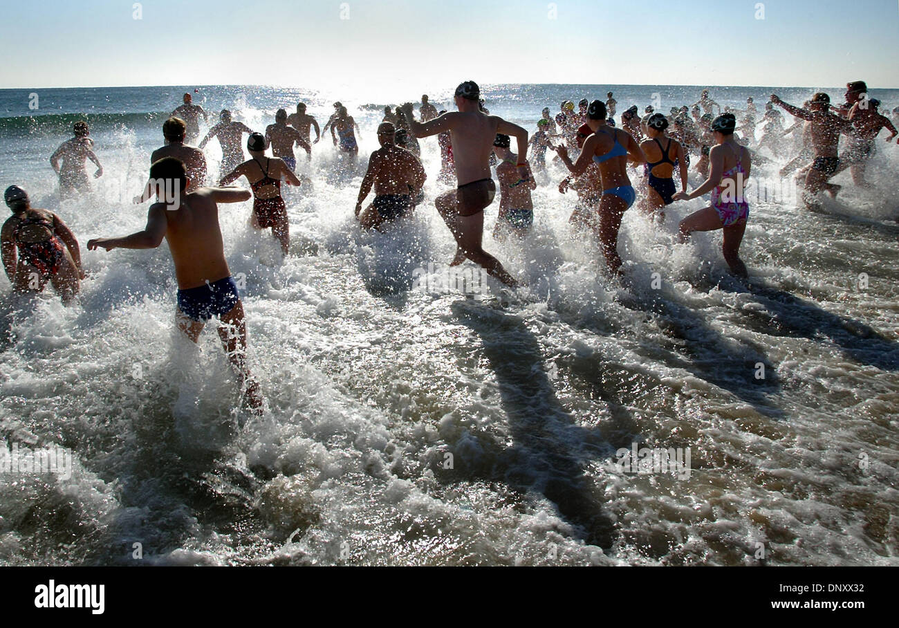 7. Januar 2006; Delray Beach, FL, USA; Schwimmer ins Wasser zu Beginn der 10. jährlichen Delray Ocean Mile Swim, Samstag Morgen. Der Kurs begann am Nordende des städtischen Strandes und nahm Schwimmer südlich bis zur Ziellinie. 248 Schwimmer beteiligte sich mit Joey Pedraza schwimmen auf der Pine Crest School von ft. Lauderdale-Sieg mit einer Zeit von 21:17.  Pedraza gewann auch zuletzt Stockfoto