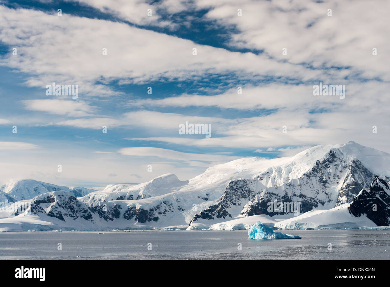 Antarktis - Blauer Himmel und Wolken abaove Die dramatische Gebirgslandschaft der Gerlache Strait auf der Antarktischen Halbinsel. Stockfoto