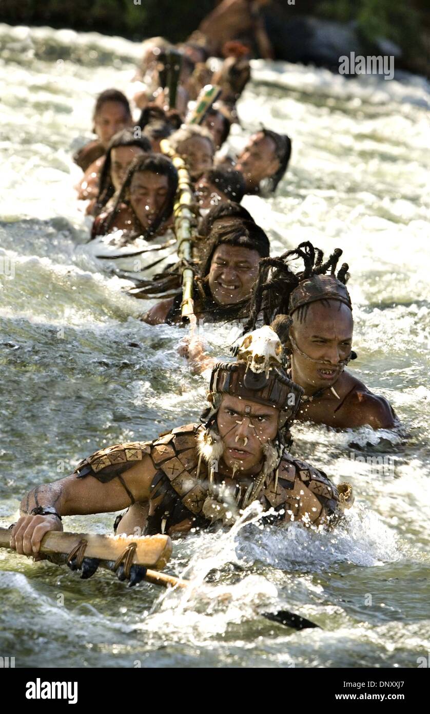 28. November 2006 - Vordergrund (L-R): Raoul Trujillo, Rodolfo Palacios.  "Apocalypto". K51204ES. TV-FILM NOCH. VON Fotos geliefert (Kredit-Bild: © Globe Photos/ZUMAPRESS.com) Stockfoto