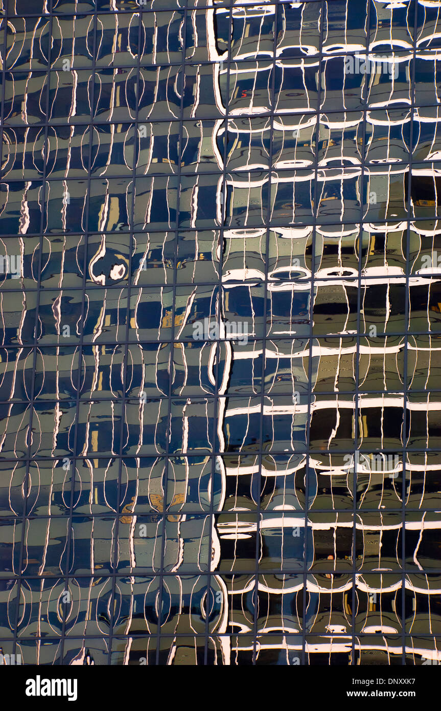 Abstrakte Reflexionen von Gebäuden in Dowtown Bellevue, Washington, USA Stockfoto