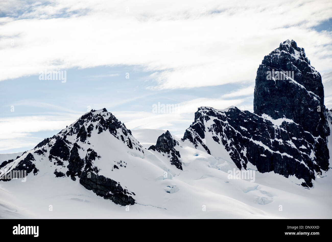 Antarktis - Robuste Rocky Mountains bei Schnee und Eis ragen aus der Antarktis Halbinsel nahe Cuverville Insel bedeckt. Stockfoto