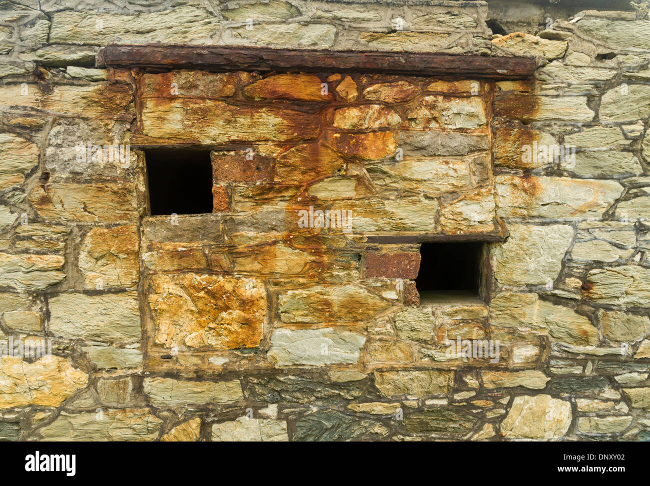 Schlupflöcher der Pillbox, Typ 26 Bewachung Wellenbrecher in Holyhead, Anglesey, Wales, Vereinigtes Königreich. Stockfoto