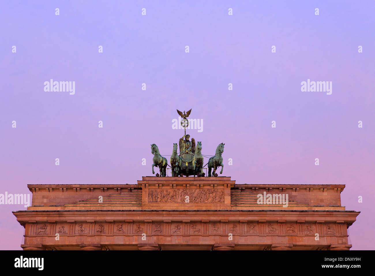 Die Quadriga des Brandenburger Tor bei Sonnenuntergang, Berlin, Deutschland Stockfoto