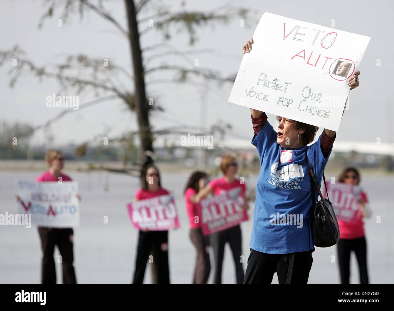 9. Januar 2006; Palm Beach, CA, USA; PHYLLIS STEVENS, Mitglied der NCJW National Council of Jewish Women, winkt ihr Schild am vorbeifahrenden Autos auf 9. Januar 2006. Planned Parenthood of Greater Miami, Palm Beach und Treasure Coast kündigt "VETO ALITO" öffentliche Demonstrationen während des ersten Tages der Justizausschuss des Senats Anhörungen über die Ernennung von Samuel Alito, der US-Su stattfinden Stockfoto