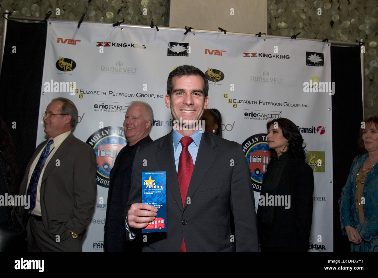 9. Januar 2006; Los Angeles, Kalifornien, USA; LA City Stadtrat ERIC GARCETTI bei der Launch-Party für Holly Trolley. Die neue LADOT Holly Trolly beginnt transportieren später von Stadt Parkplätze und zwei u-Bahnstationen zu Hollywood Nachtclubs am 12. Januar hoffentlich freisetzen Seitenstraße Parken für Anwohner. Trolley-Token werden für $1 bei teilnehmenden verfügbar sein. Stockfoto