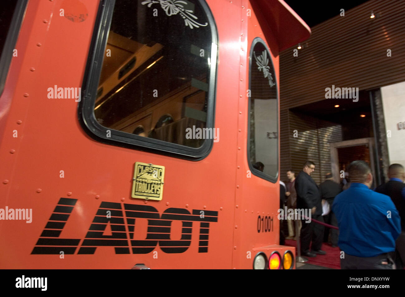 9. Januar 2006; Los Angeles, Kalifornien, USA; Die neuen LADOT Holly Trolley (gesehen in geparkt vor der Stimmung Nachtclub) startet transportieren Party Stadt Parkplätze und zwei u-Bahnstationen zu Hollywood Nachtclubs am 12. Januar hoffentlich freisetzen Seitenstraße Parken für Anwohner. Trolley-Token werden in teilnehmenden Restaurants und Bars in der Hollywoo Stockfoto