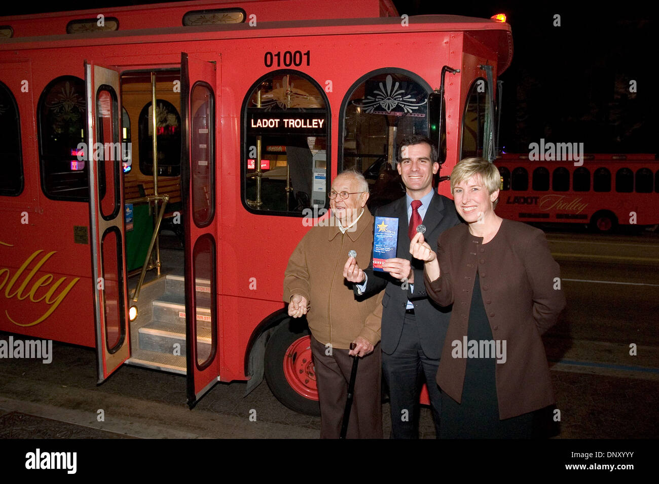 9. Januar 2006; Los Angeles, Kalifornien, USA; Die neuen LADOT Holly Trolley startet transportieren später von Stadt Parkplätze und zwei u-Bahnstationen zu Hollywood Nachtclubs am 12. Januar hoffentlich freisetzen Seitenstraße Parken für Anwohner. Trolley-Token werden für $1 in teilnehmenden Restaurants und Bars im Stadtteil Hollywood Entertainment verfügbar sein.  Obligatorische Cr Stockfoto