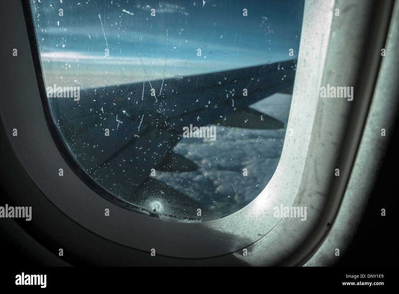 Blick über Flugzeugflügel von Fensterbank Stockfoto