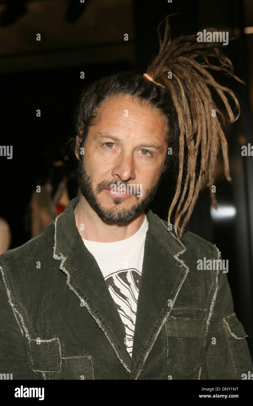 11 Januar 2006 Beverly Hills Ca Usa Schauspieler Und Profi Skateboarder Tony Alva Bei Der Eroffnungsfeier Von Ihrem Neuen Flagship Store Beverly Hills Harry Winston Obligatorische Credit Foto Von Marianna Day Massey Zuma Press C