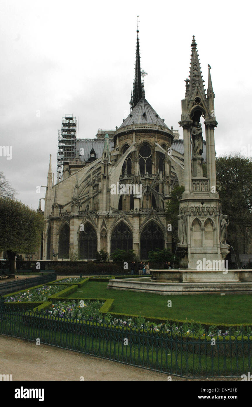 12. Januar 2006; Paris, Frankreich; Der Ostseite der Kathedrale Notre-Dame. Obligatorische Credit: Foto von Tina Fultz/ZUMA Press. (©) Copyright 2006 by Tina Fultz Stockfoto