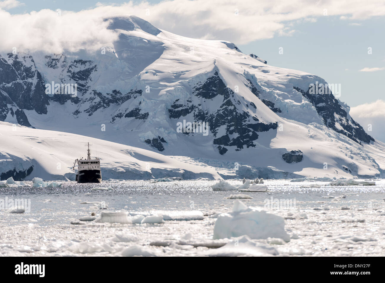 Antarktis - ein Schiff (Polar Pioneer) unter den brash Eis und Eisberge von Neko Harbour, Antarktis. Stockfoto