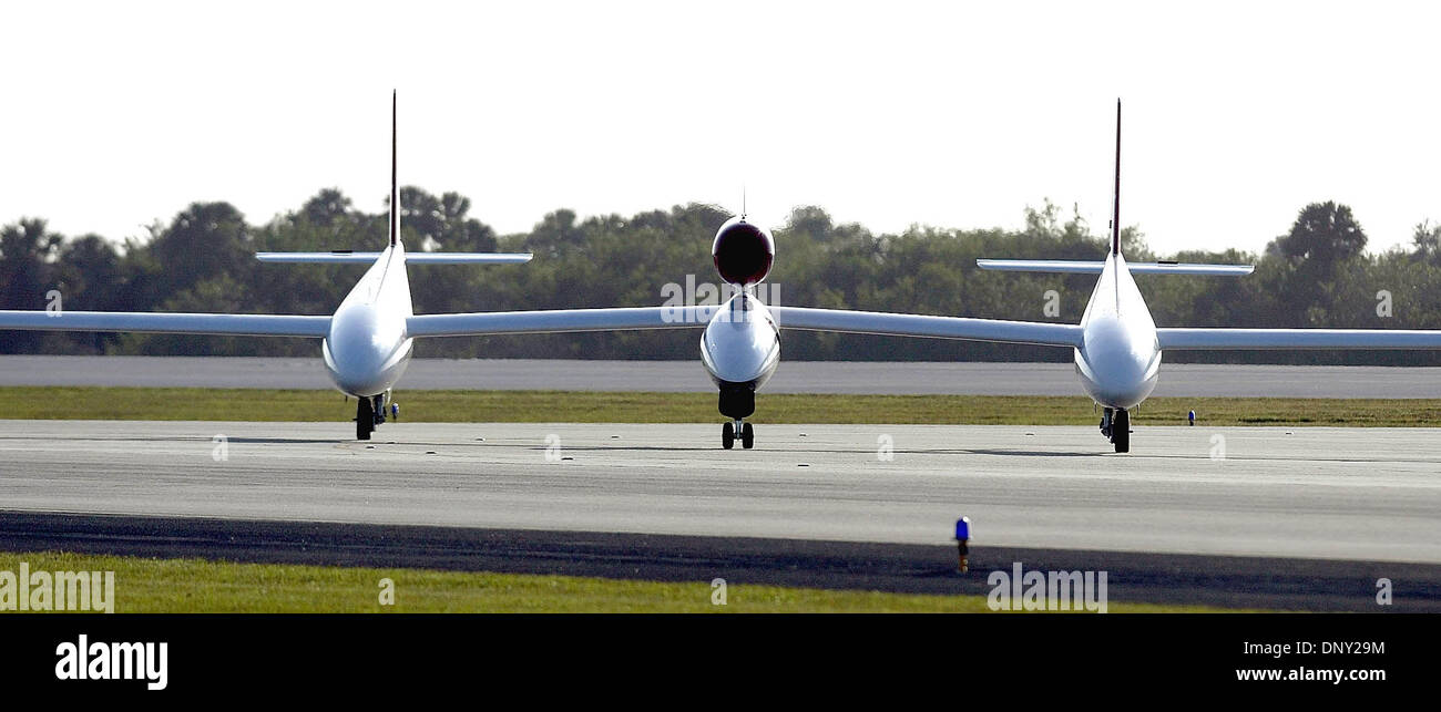 12. Januar 2006; Kennedy Space Center, FL, USA; Pilot Steve Fosset Taxis über den drei Meile langen Laufsteg auf der Shuttle landing Facility am Kennedy Space Center Donnerstag Nachmittag. Fossett flog die GlobalFlyer Kennedy aus Kansas. Er fliegt von Kennedy bei seinem nächsten Langstreckenflug Rekord Versuch.  Obligatorische Credit: Foto von Paul J. Milette/Palm Beach Post /ZUMA Presse Stockfoto