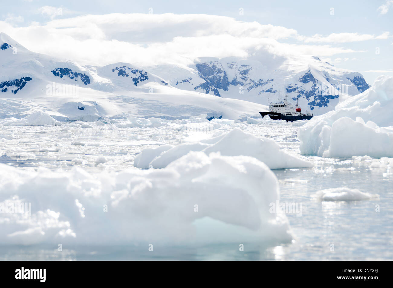 Antarktis - ein Schiff (Polar Pioneer) unter den brash Eis und Eisberge von Neko Harbour, Antarktis. Stockfoto
