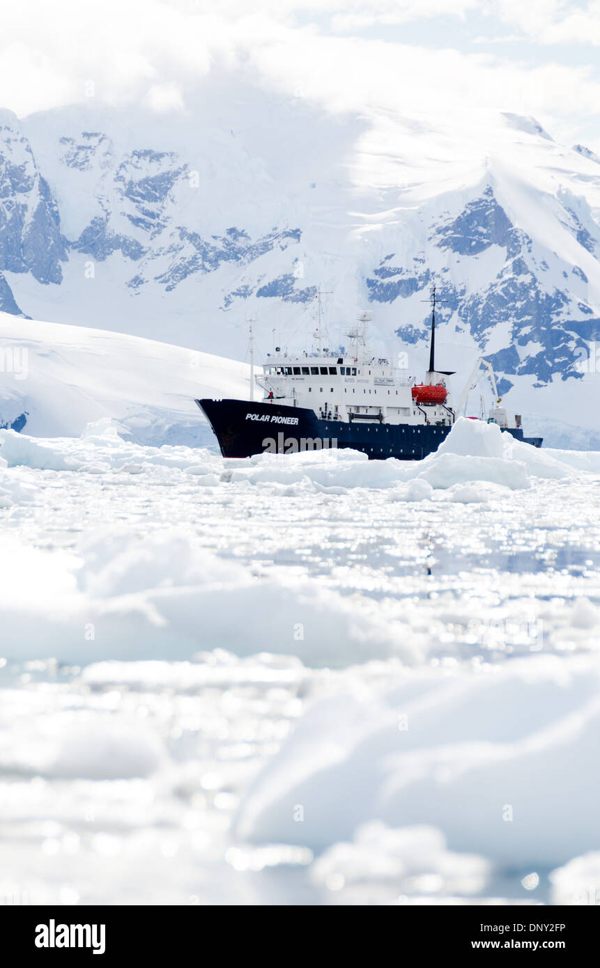 Antarktis - ein Schiff (Polar Pioneer) unter den brash Eis und Eisberge von Neko Harbour, Antarktis. Stockfoto