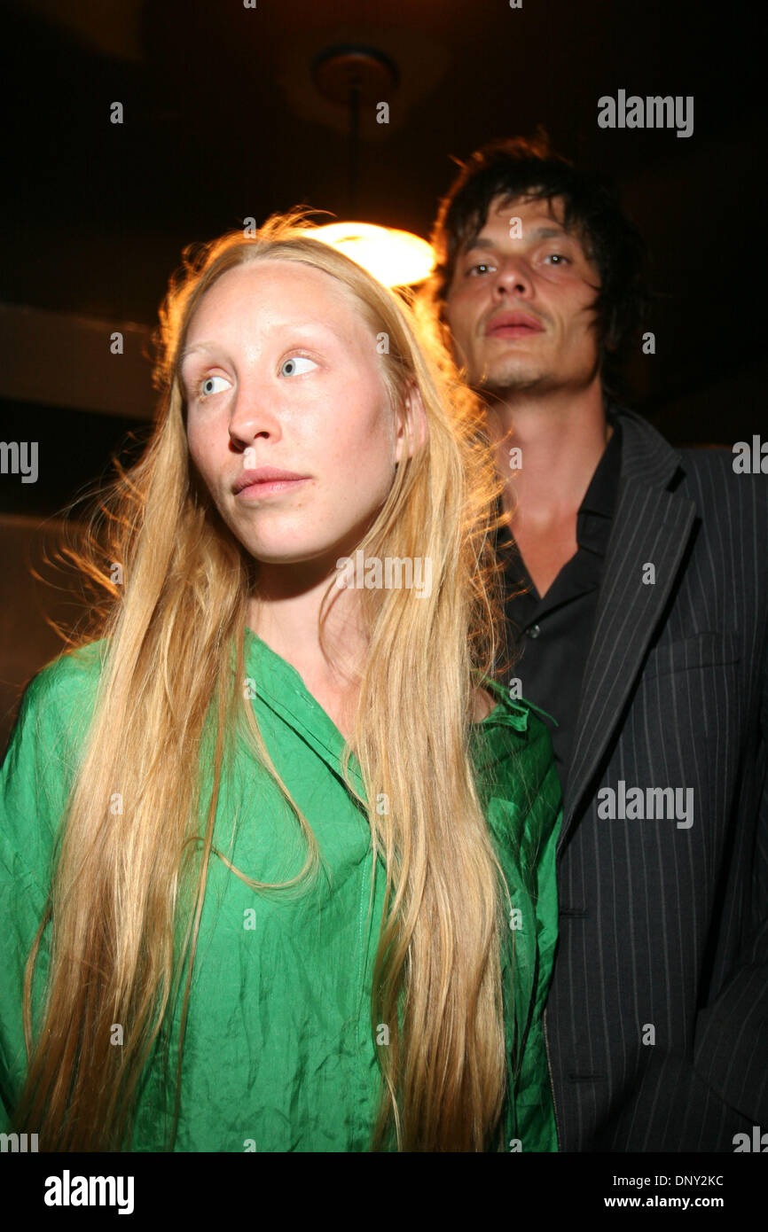 13. Januar 2006; New York, NY, USA; Mi und l (Miss MIRA ROMANTSCHUK und Herr LAURENT LECLERE) in Cake Shop in New York. Obligatorische Credit: Foto von Aviv klein/ZUMA Press. (©) Copyright 2006 von Aviv klein Stockfoto