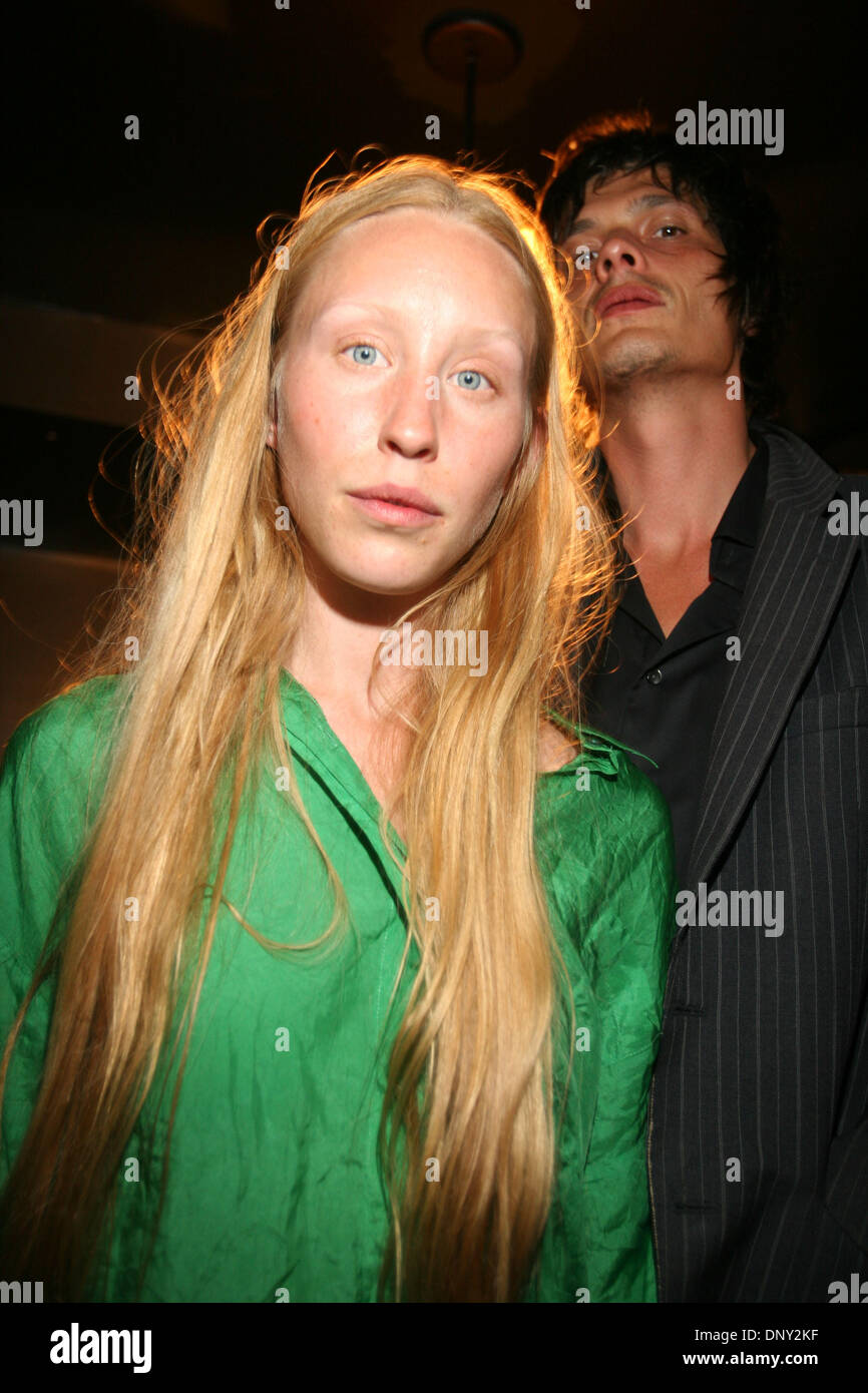 13. Januar 2006; New York, NY, USA; Mi und l (Miss MIRA ROMANTSCHUK und Herr LAURENT LECLERE) in Cake Shop in New York. Obligatorische Credit: Foto von Aviv klein/ZUMA Press. (©) Copyright 2006 von Aviv klein Stockfoto