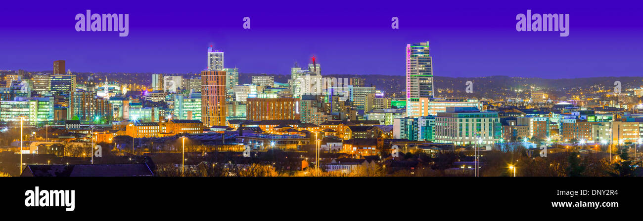 Leeds Skyline bei Nacht Stockfoto