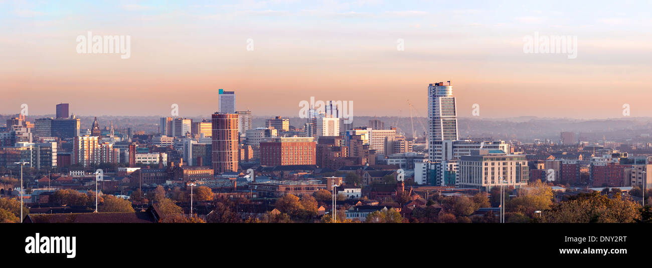 Leeds Skyline Panorama im frühen Morgenlicht Stockfoto