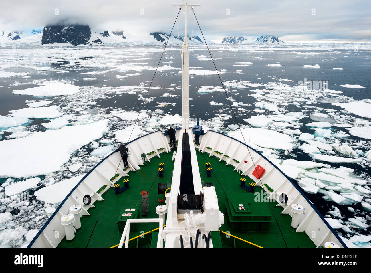 Eisbrecher Schiff Lemaire Channel Antarktis // LEMAIRE CHANNEL, Antarktis — ein eisverstärktes Schiff schiebt durch das Meereis am nördlichen Ende des Lemaire Channel entlang der Antarktischen Halbinsel. Stockfoto