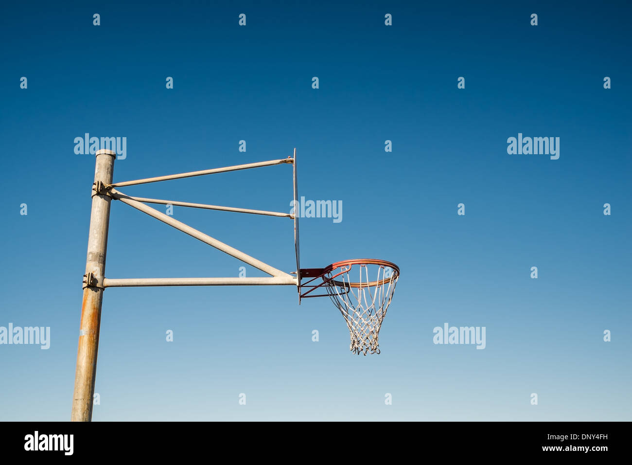 Seitenansicht des einen Basketballkorb gegen blauen Himmel Stockfoto