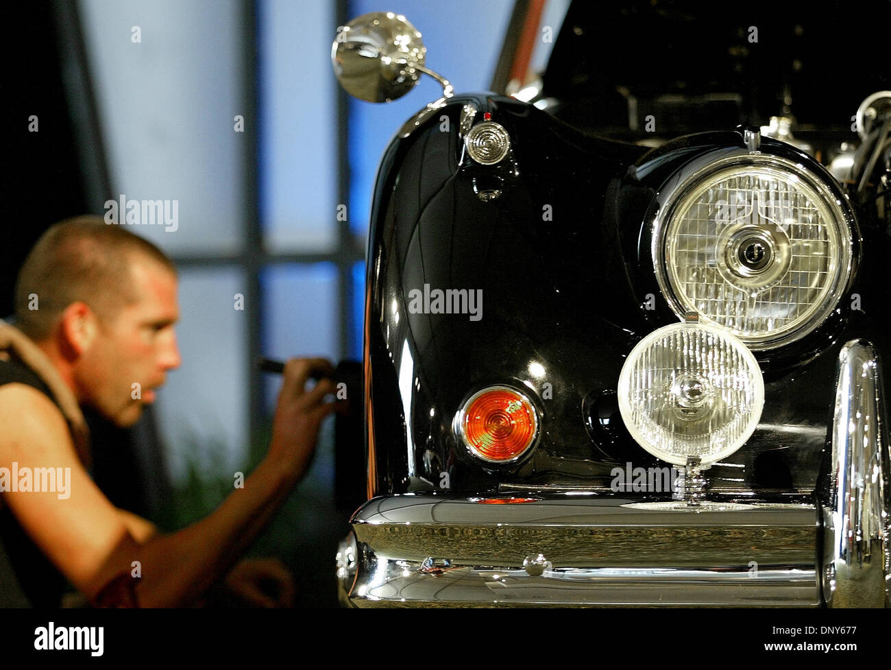 15. Januar 2006; Wellington, FL, USA; Jason McCulty, Eigentümer der Frontlinie Auto Detaillierung nutzt eine Bürste während seine Detaillierung ein 1960 Jaguar XK 150 s 3,8 Drophead Coupé in Vorbereitung auf die zweite jährliche The Palm Beach International ein Concours d ' Elegance im Palm Beach Polo Donnerstag Nachmittag. Fünfzig vier Autos werden auf dem Display, darunter eine 1886 Benz Replica, ein 1935 Duesenberg SJ Lichtpunkte Stockfoto