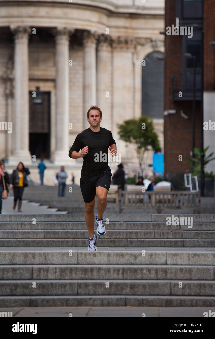 Gary Hicking, Personaltrainer in London, UK, halten fit durch Joggen durch die Stadt. Stockfoto