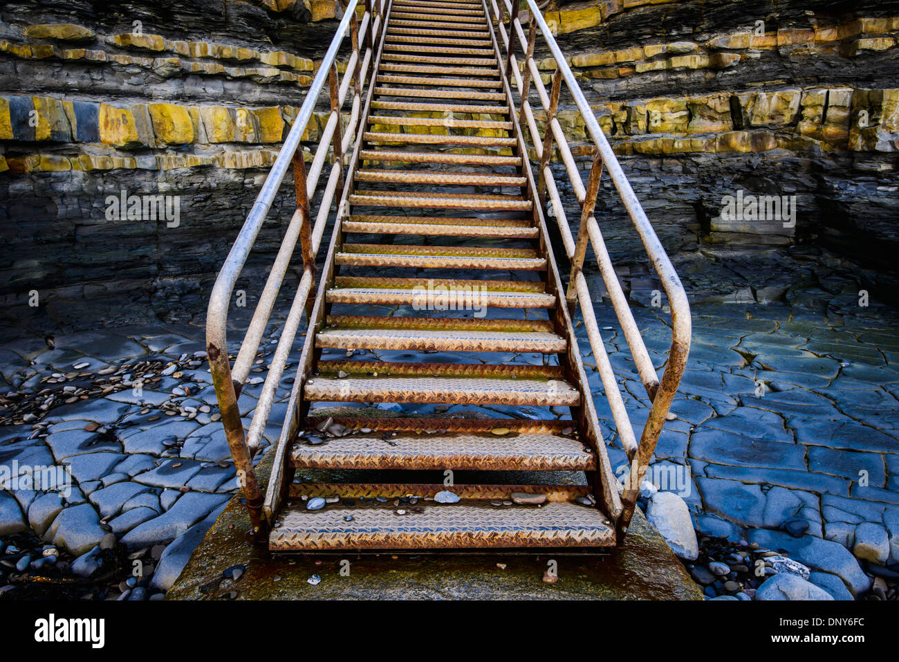 Metall Treppe hinauf, durch Jurassic Schichten von Kalkstein, Kilve Beach, Somerset. Stockfoto