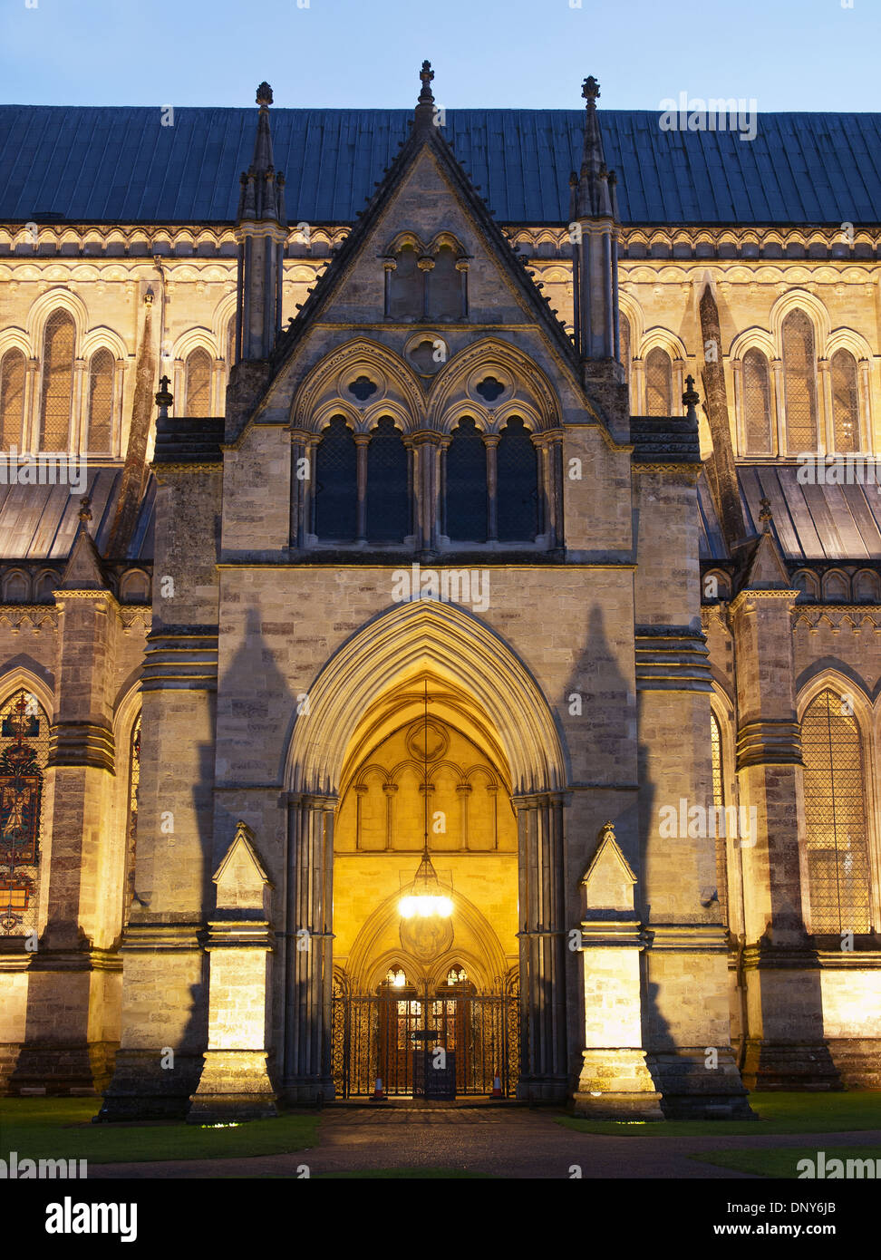 Das Nordportal Eingang Salisbury Kathedrale Wiltshire England UK am frühen Abend Stockfoto
