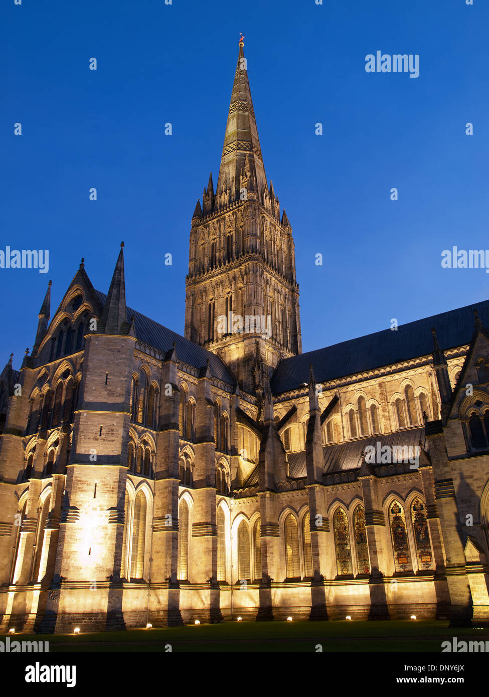Salisbury Kathedrale Wiltshire England UK am frühen Abend Stockfoto