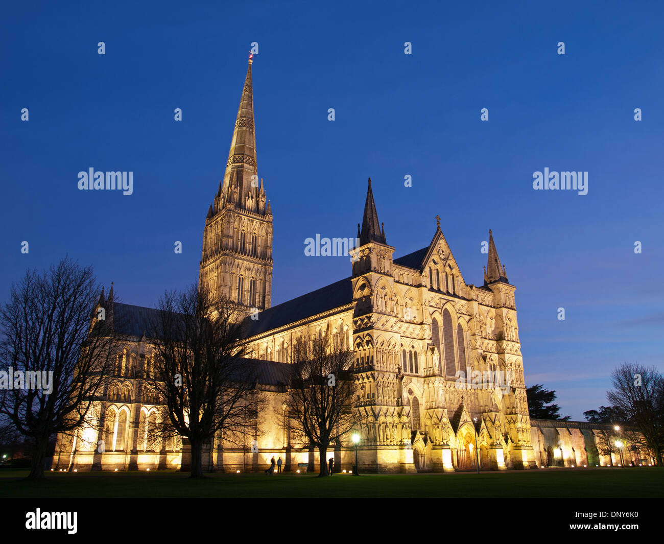 Salisbury Kathedrale Wiltshire England UK am frühen Abend Stockfoto