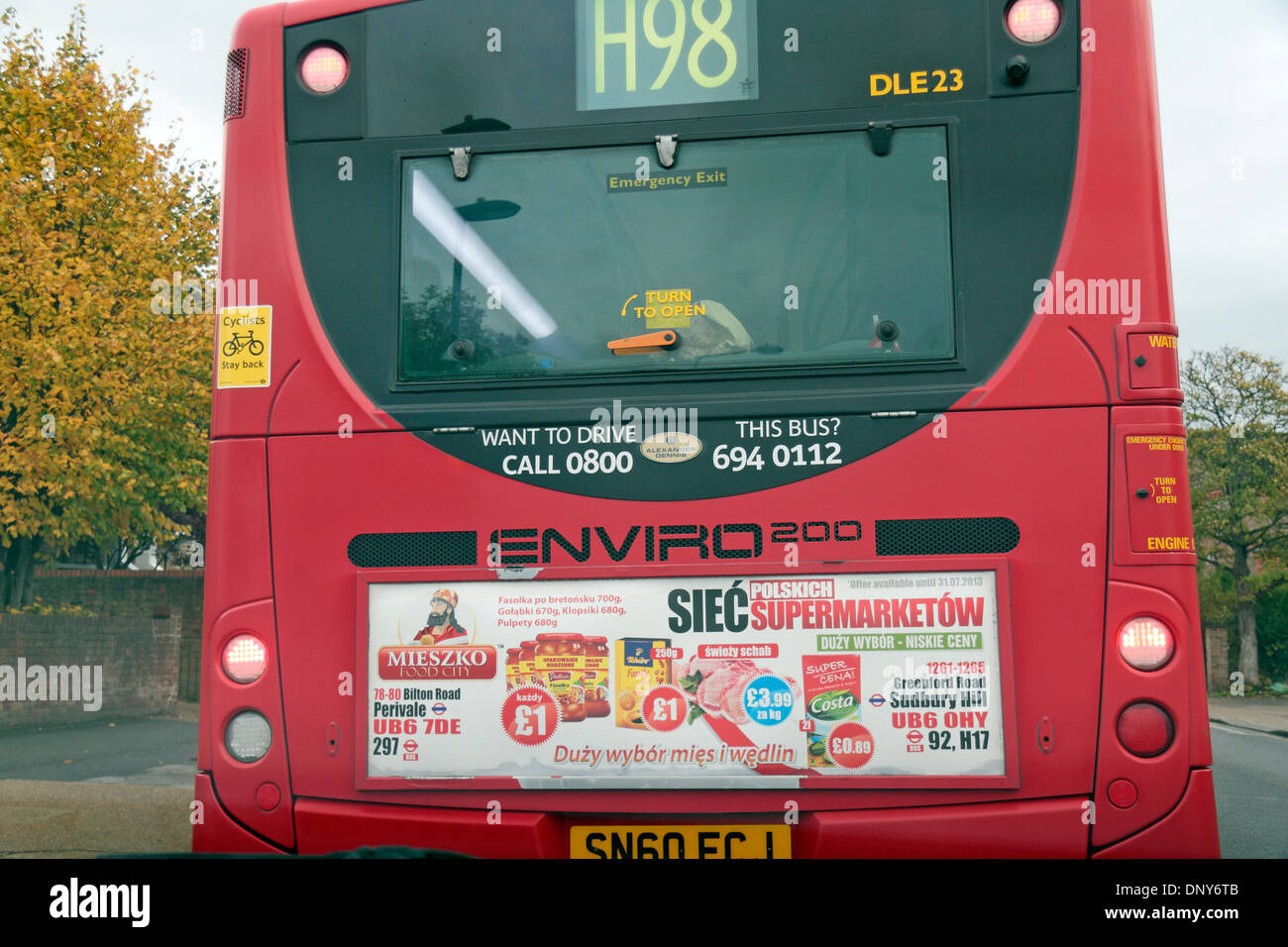 Anzeige für einen polnischen Supermarkt in polnischer Sprache, geschrieben in einem Londoner Bus, London, UK. Stockfoto