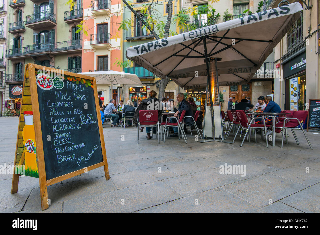 Menschen sitzen in einem Straßencafé im Viertel Barrio Gotico, Barcelona, Katalonien, Spanien Stockfoto