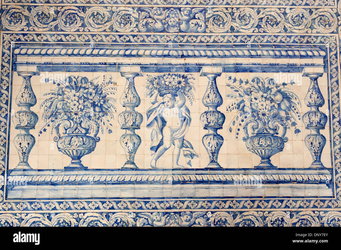 Portugiesische Azulejos von blau und weiß bemalten Fliesen Cherub mit Vasen und Blumen mit kunstvollen floralen Bordüre Évora Alentejo Portugal Stockfoto