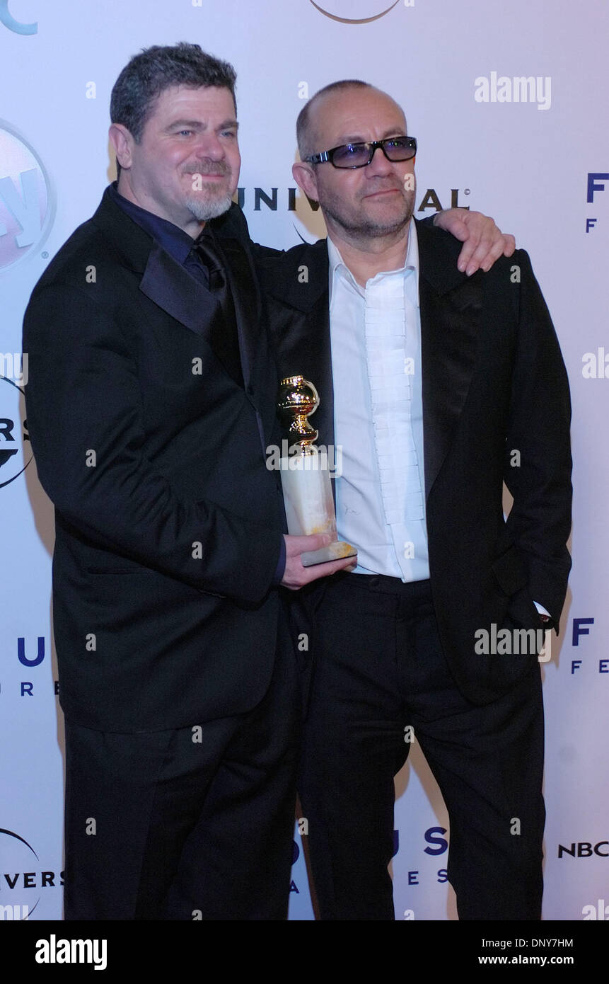 16. Januar 2006; Beverly Hills, CA, USA; GUSTAVO SANTAOLALLA und BERNIE TAUPIN auf der Focus Features, NBC Universal Television Group und Universal Pictures after-Party für die 63. Annual Golden Globe Awards, auf dem Dach des Beverly Hilton Hotel statt. Obligatorische Credit: Foto von Rob DeLorenzo/ZUMA Press. (©) Copyright 2006 by Rob DeLorenzo Stockfoto