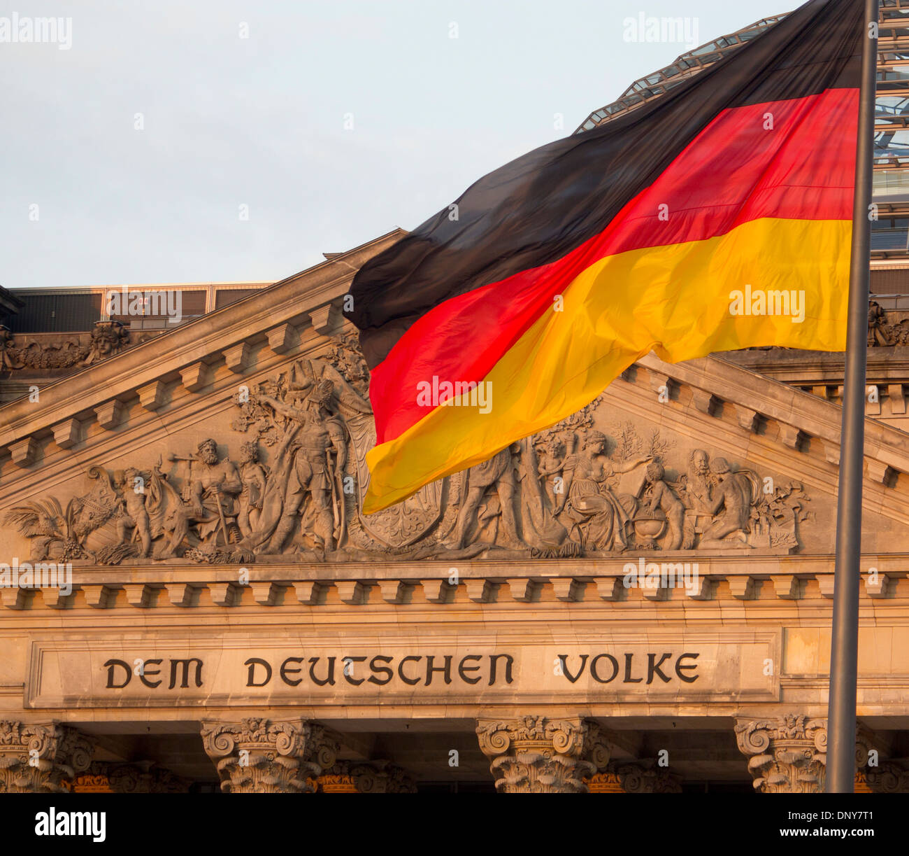 Deutsche Bundestag Reichstag vor Gebäude mit "Dem Deutschen Volke" Inschrift Berlin Deutschland Stockfoto