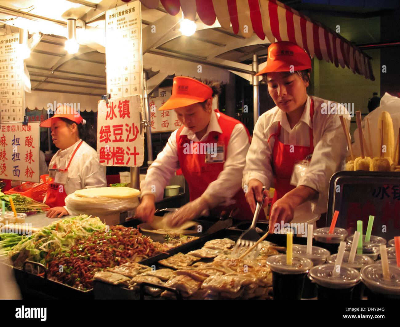 Knusprigen Pfannkuchen am Stall auf Wangfujing Nacht Lebensmittelmarkt - Peking, China Stockfoto