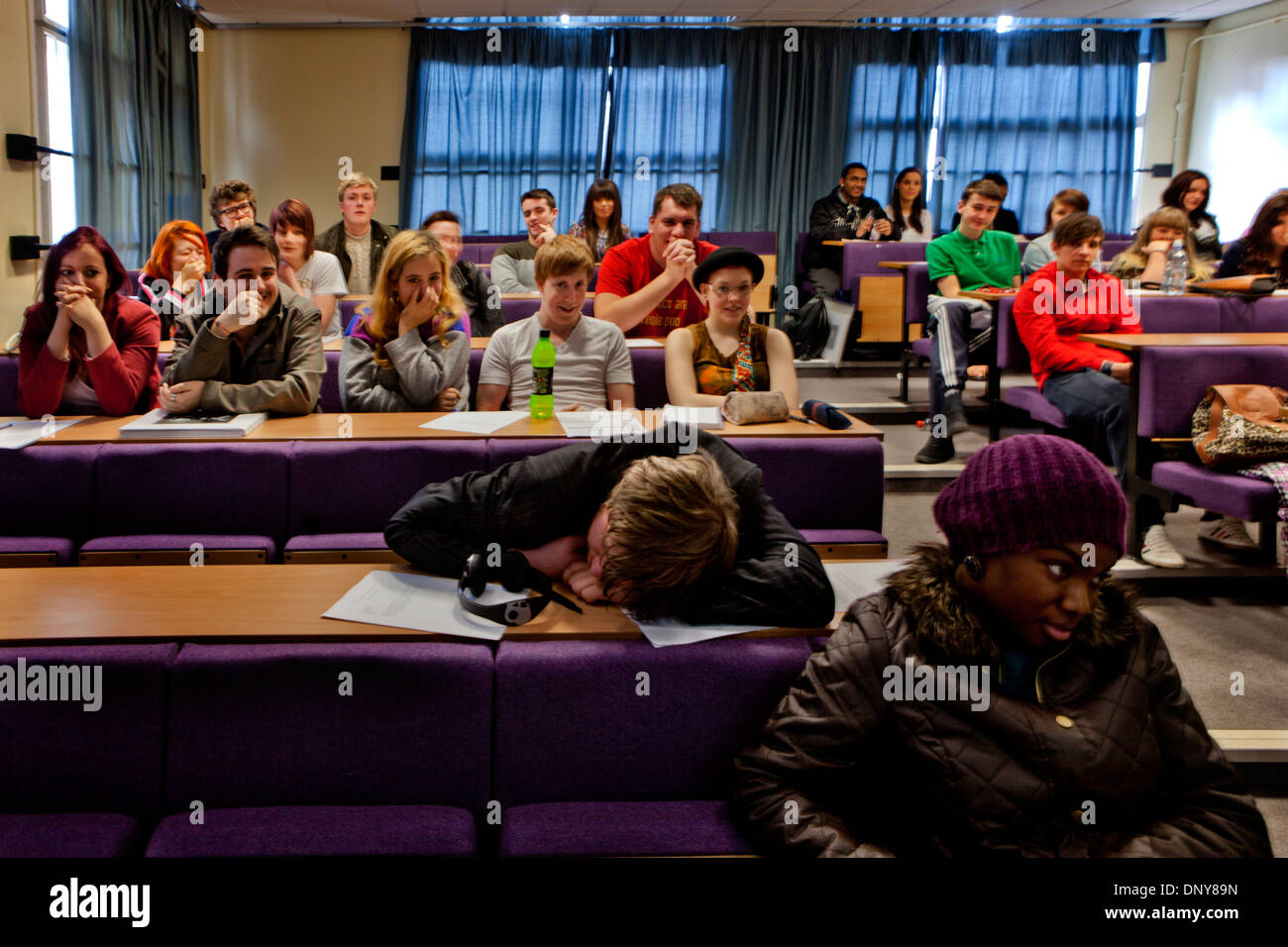 Junge schlief während der Vorlesung an der De Montfort University, Leicester, UK Stockfoto