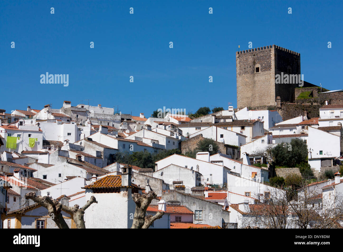 Castelo de Vide, mittelalterliche Altstadt, die weiß getünchten Häuser, und die Burg Turm Alentejo Portugal Stockfoto