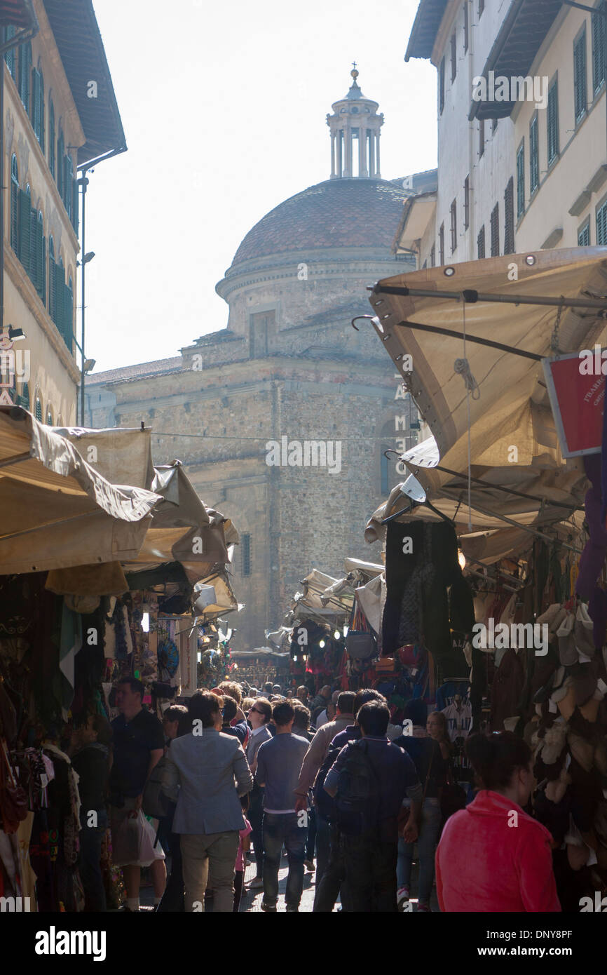 Straßenmärkte Marktstände mit Menschen beschäftigt die Kirche San Lorenzo in Florenz Florenz Toskana Italien Hintergrund Stockfoto