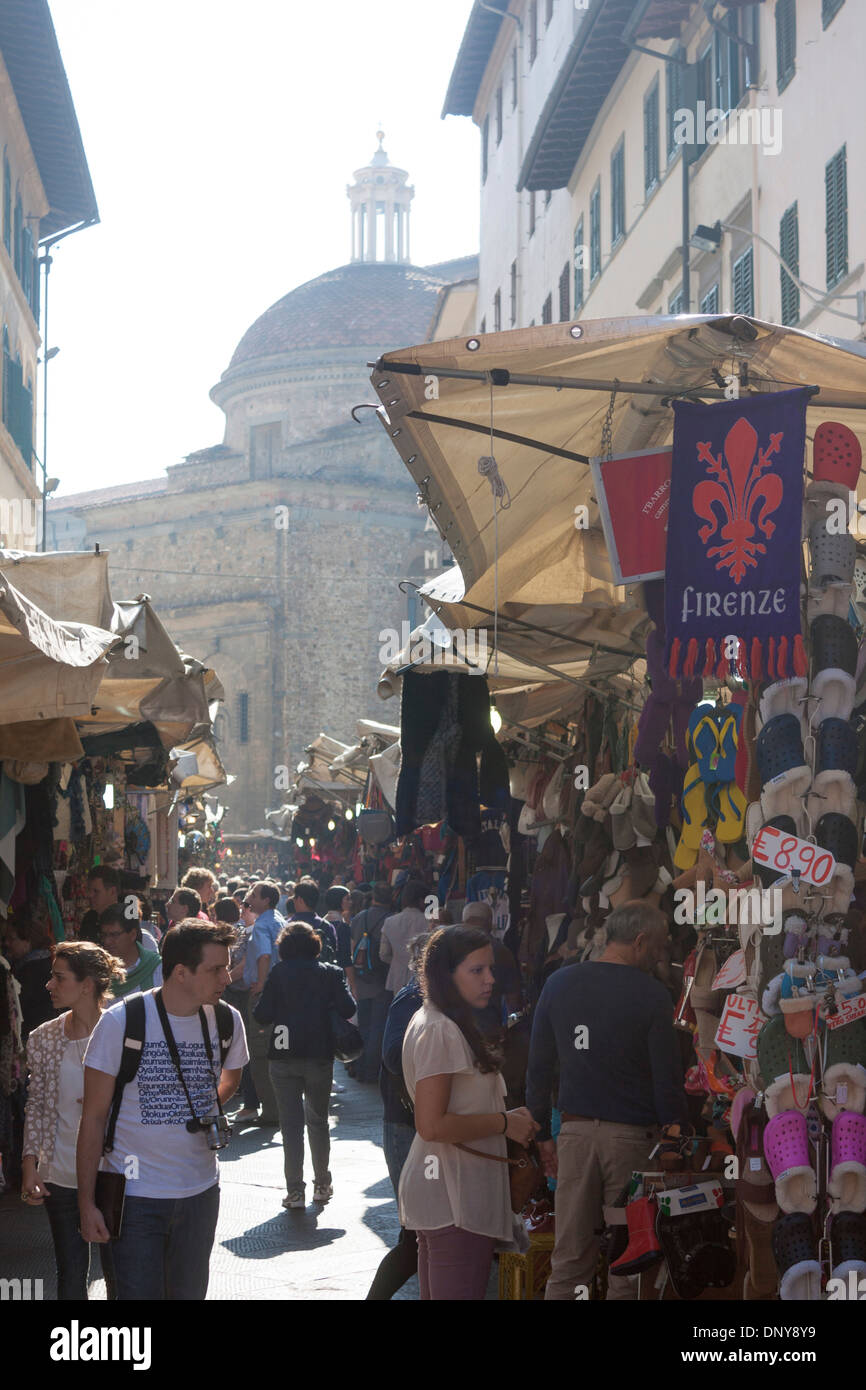 Straßenmärkte Marktstände mit Menschen beschäftigt die Kirche San Lorenzo in Florenz Florenz Toskana Italien Hintergrund Stockfoto